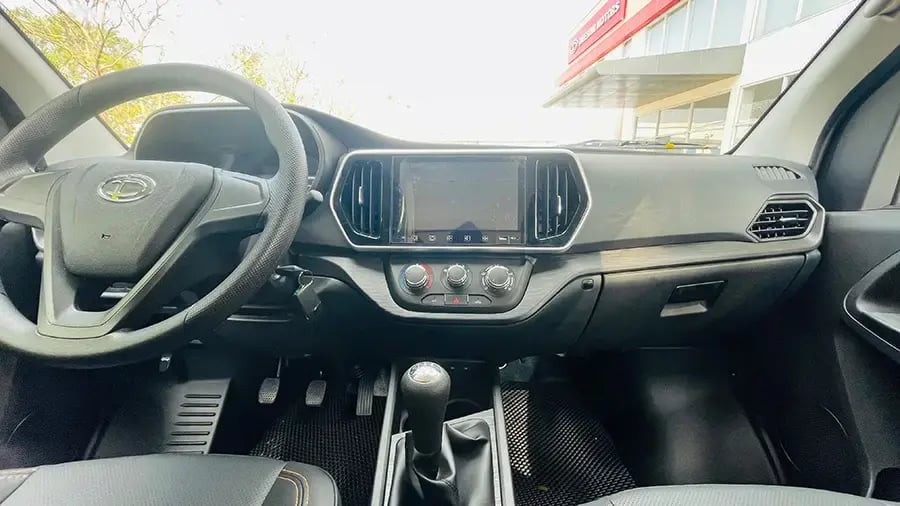 Cabin xe tải 1 tấn gọn gàng, đủ chỗ cho tài xế và phụ xe